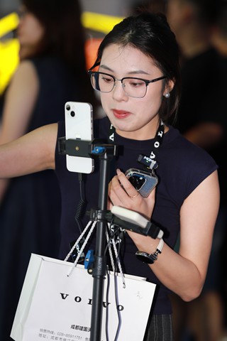 戴眼镜的黑丝主播小姐姐
